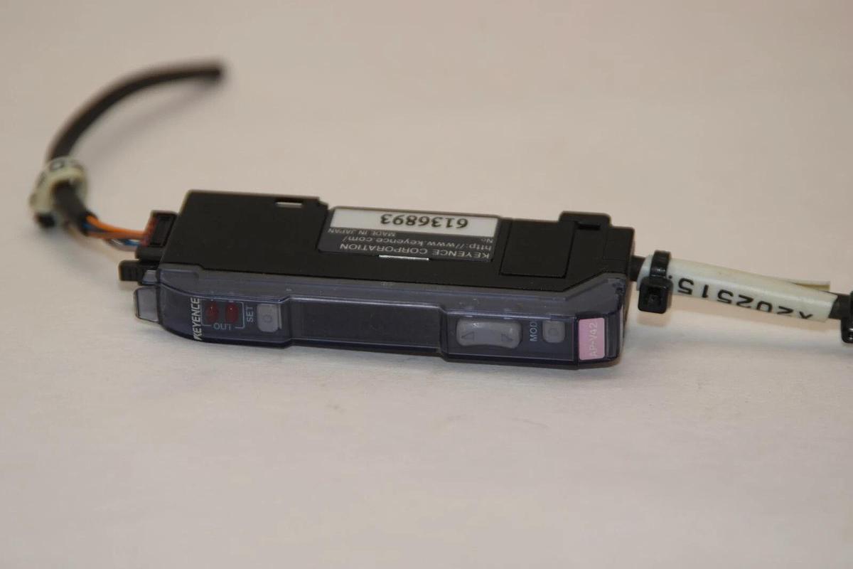 Used KEYENCE CORPORATION AP-V42 APV42 Fiber Optic Sensor Amplifier