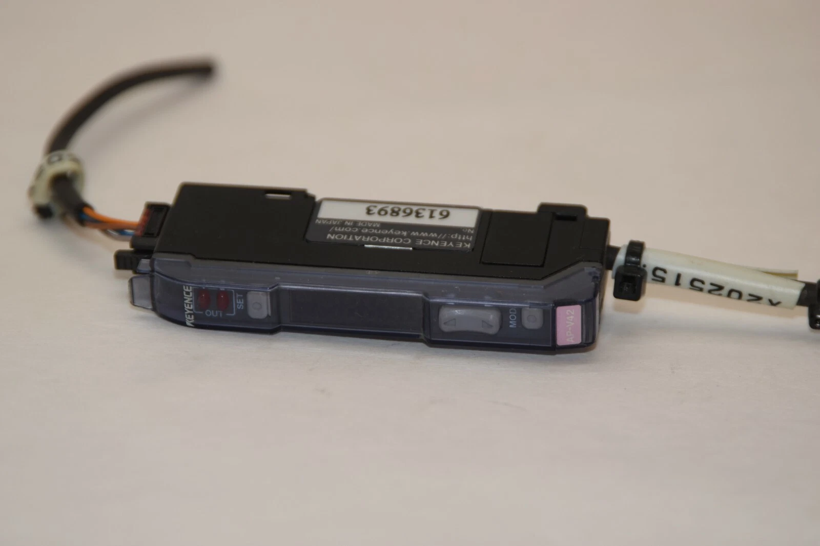 Used KEYENCE CORPORATION AP-V42 APV42 Fiber Optic Sensor Amplifier