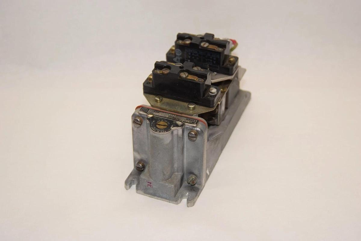 Used GE GENERAL ELECTRIC CR2820B 111AA22 Series A 120/110V Time Delay Relay