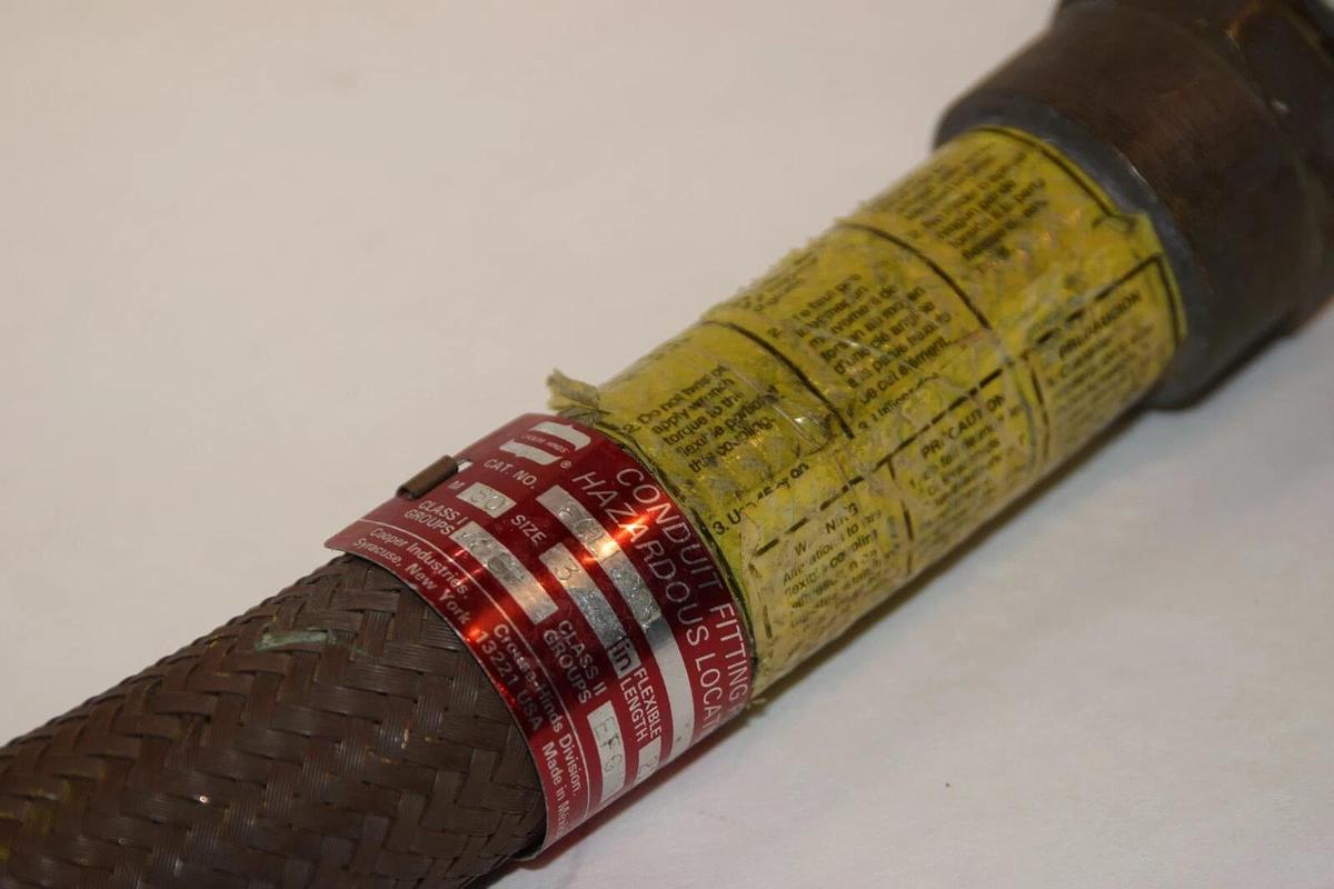 (NEW) CROUSE-HINDS ECLK221 3/4" 21" Flexible Length Conduit Fitting Flex Tube