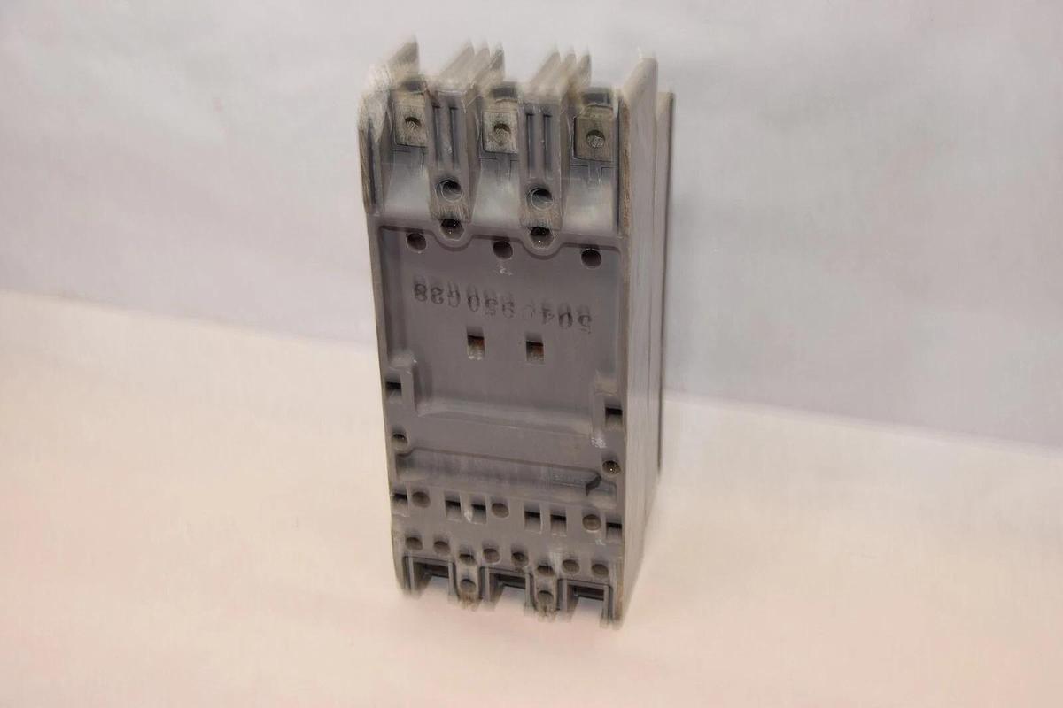 Used WESTINGHOUSE HF3070 70A Amp 3Pole Mark 75 Circuit Breaker *Chip*