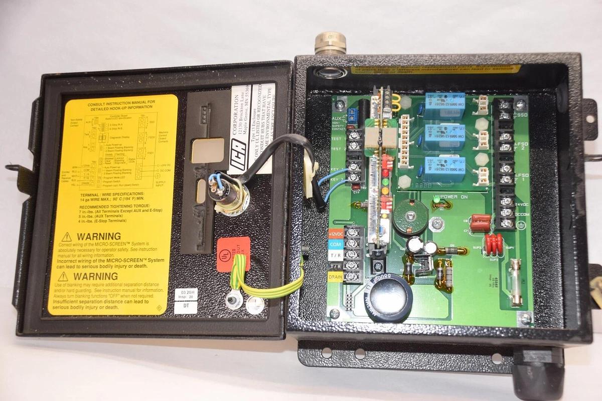 Used BANNER USCT-2T2 Micro-Screen Control Box *No Key*