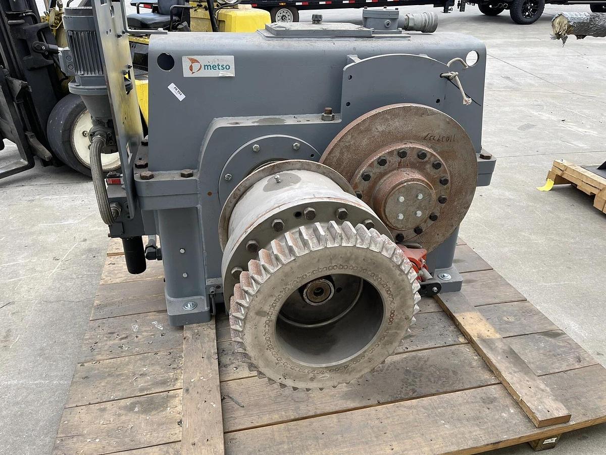 Refurbished Metso Drives helical gearbox 50026 CHG148M2.0-DBT ratio 3.586:1.9 1236 kW