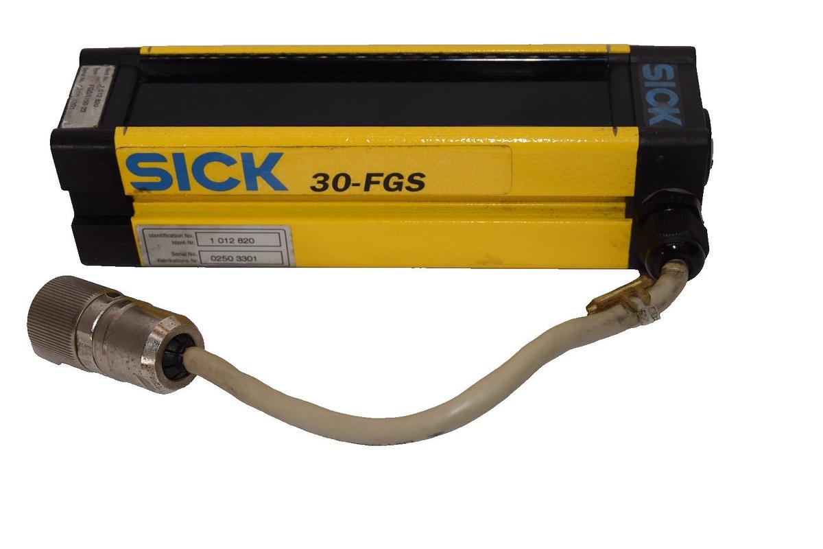 Used SICK FGSE150-23 24V 30mm 30-FGS Receiver Light Curtain *AS IS - Cracked Lens*