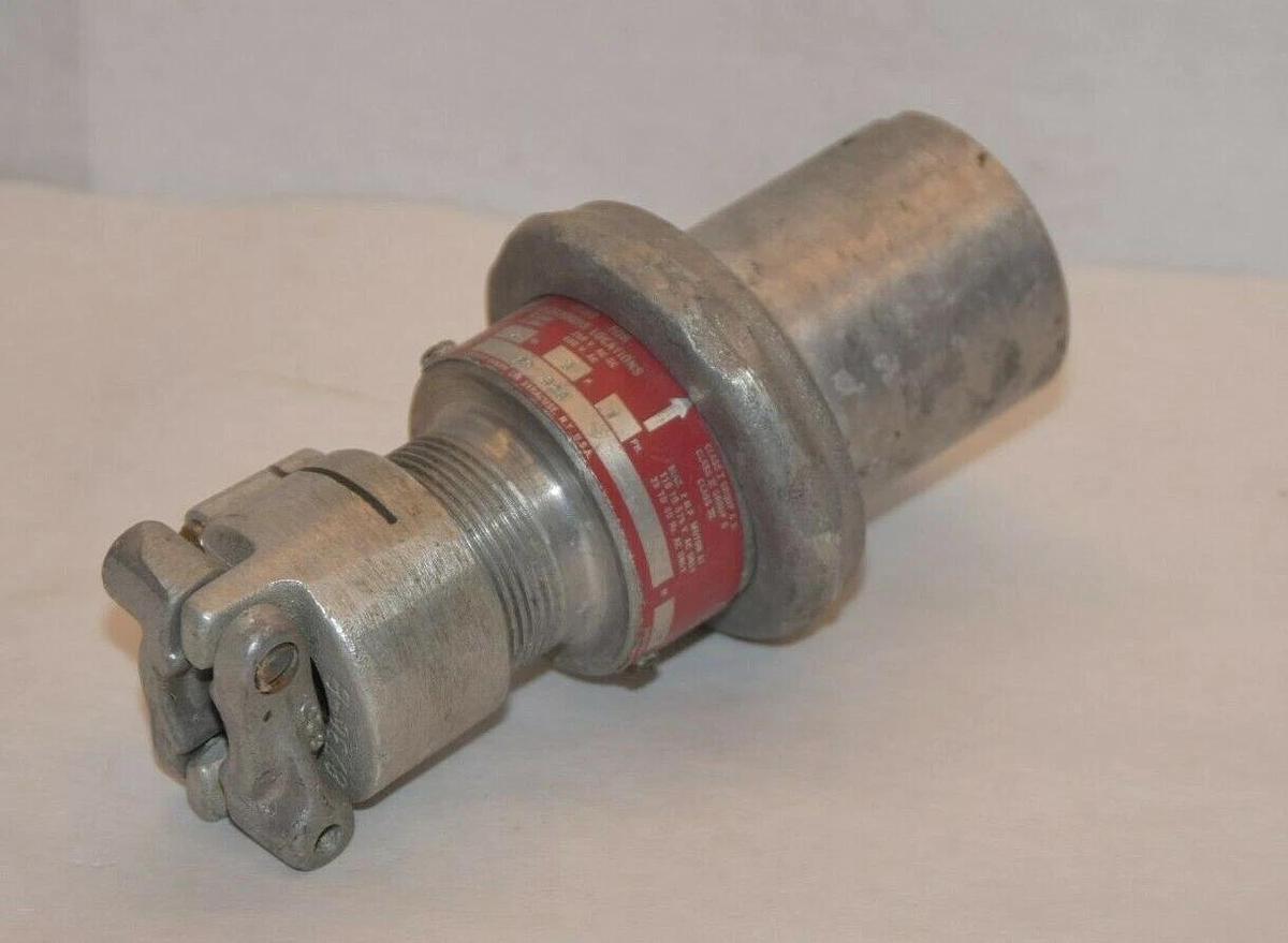 (NEW) CROUSE HINDS FP 323 2W 3P 30 AMP Weatherproof Delayed Action Plug