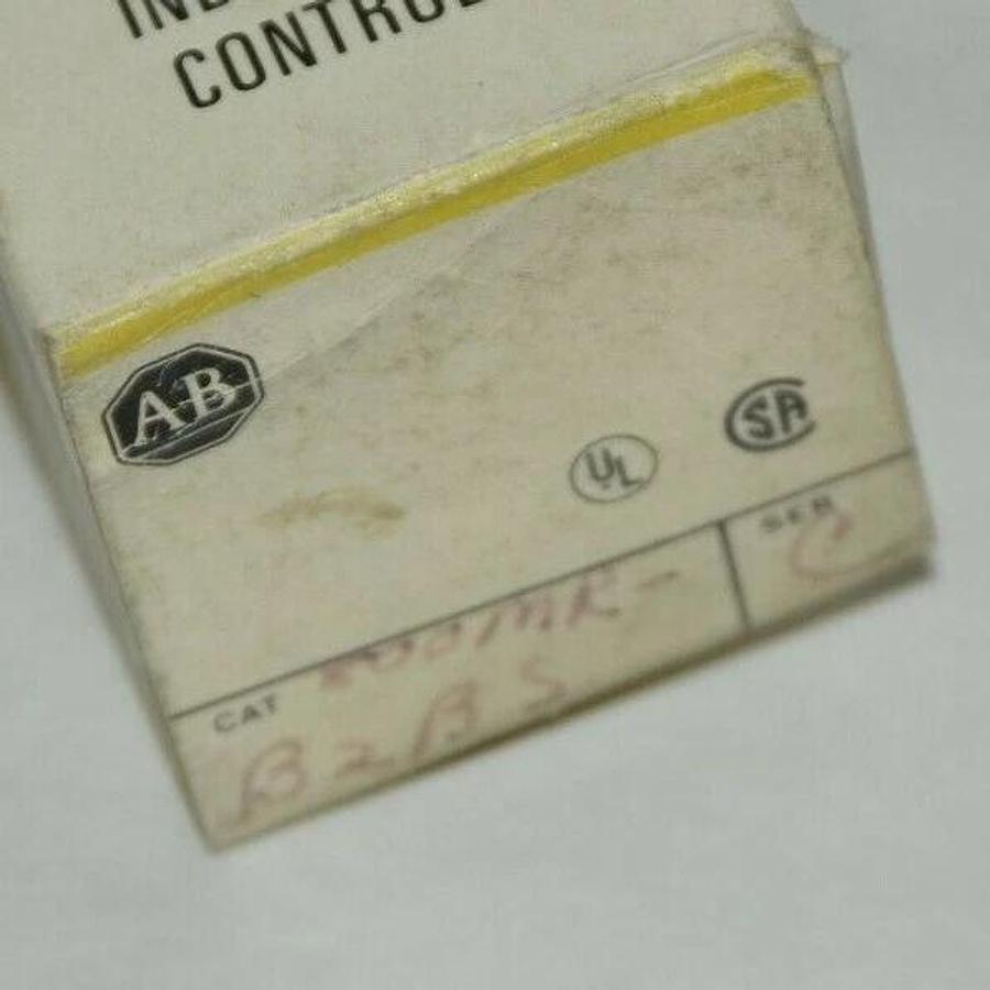 (NEW) ALLEN BRADLEY 800MR-B2BS 800MR-B2 Series A Yellow Push Button Switch