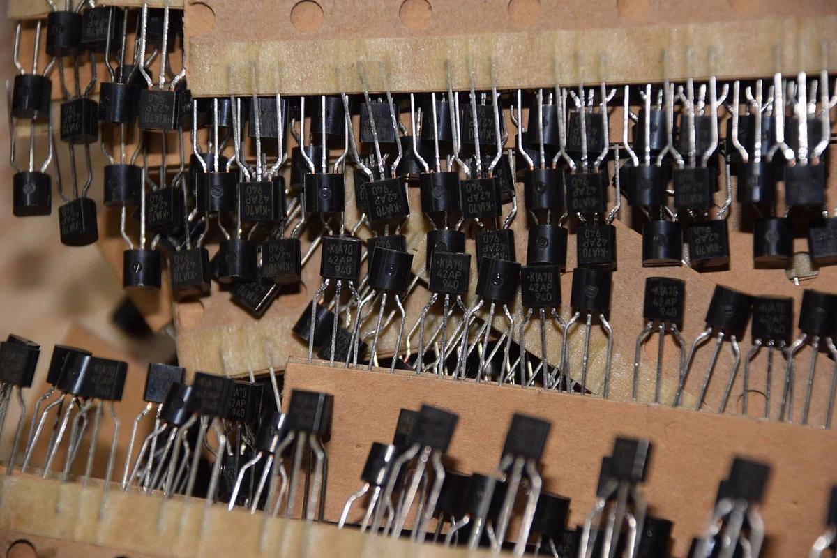 (LOT OF OVER 900 PCS) KEC KIA70 42AP KIA7042AP 940 T0-92 VOLTAGE DECTOR NEW