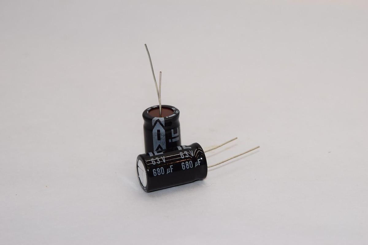(NEW - Lot 2) ILLINOIS CAPACITOR CKHM M105C 63V 680uF Capacitor