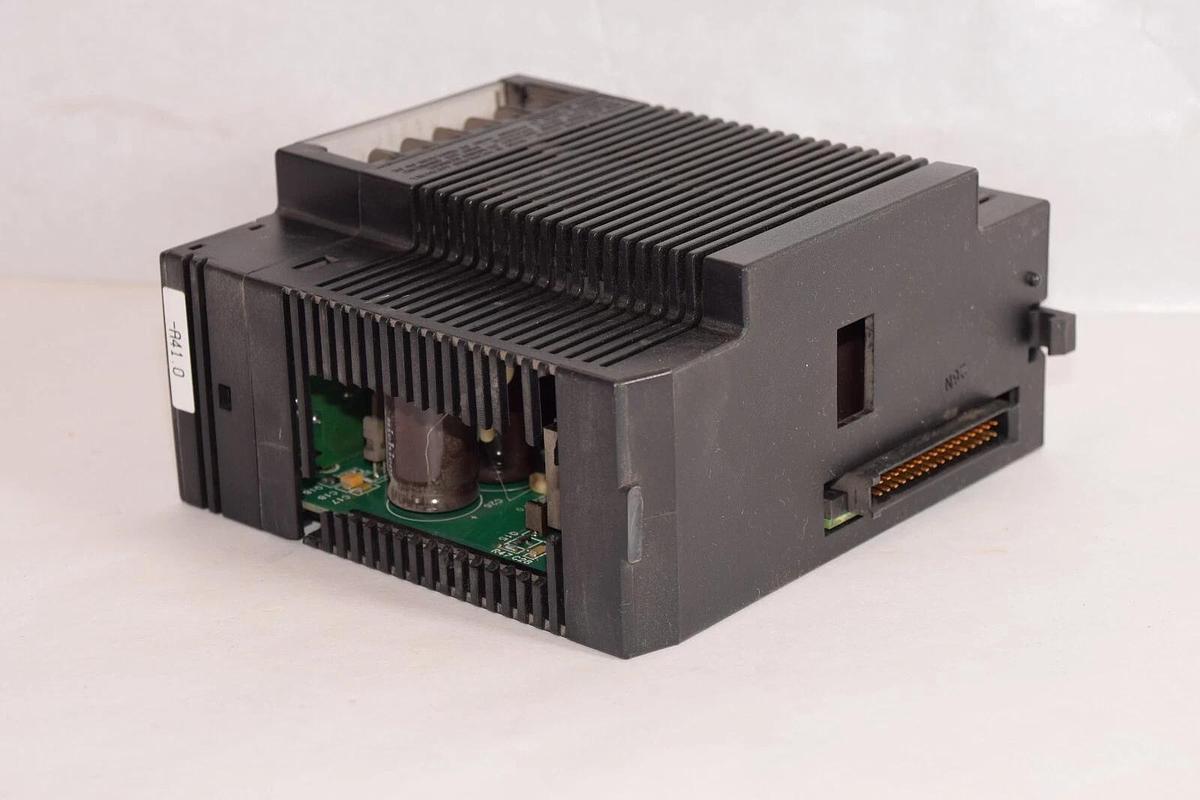 Used GE FANUC IC693PWR331D 24Vdc Hi-Cap 30W Power Supply Module *Broken Mounting Tab*