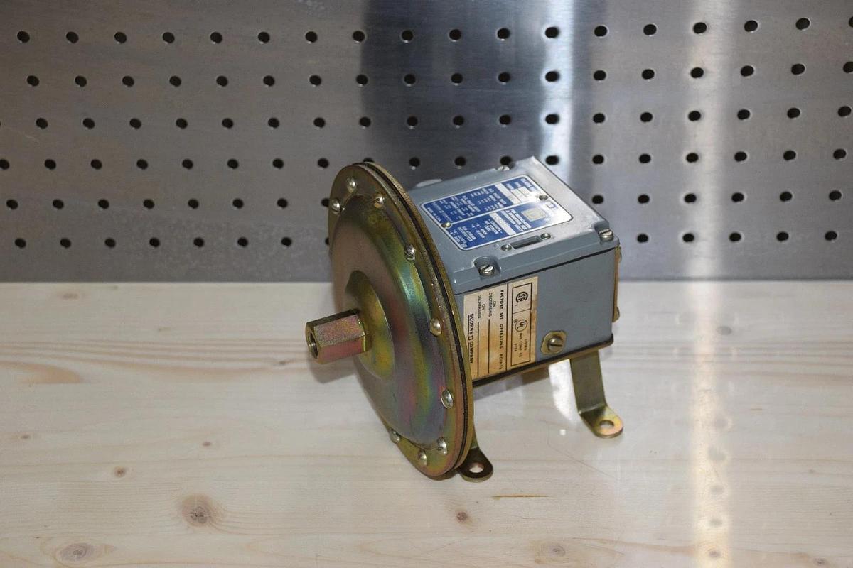 SQUARE D L4242 TYPE AKW FORM Z13 AIR LIMIT SWITCH NEW