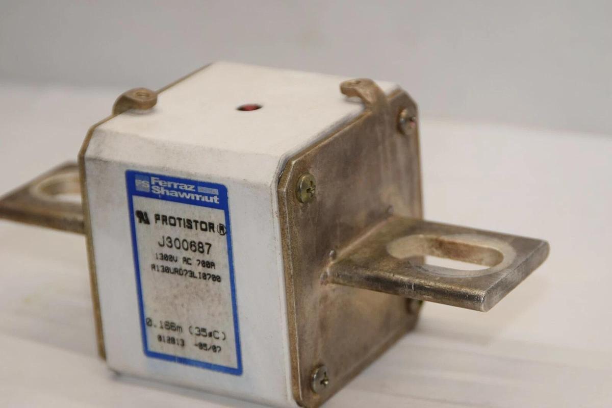 Used FERRAZ SHAWMUT J300687 A130URD73LI0700 1300Vac 700A Amp A Protistor Fuse Link