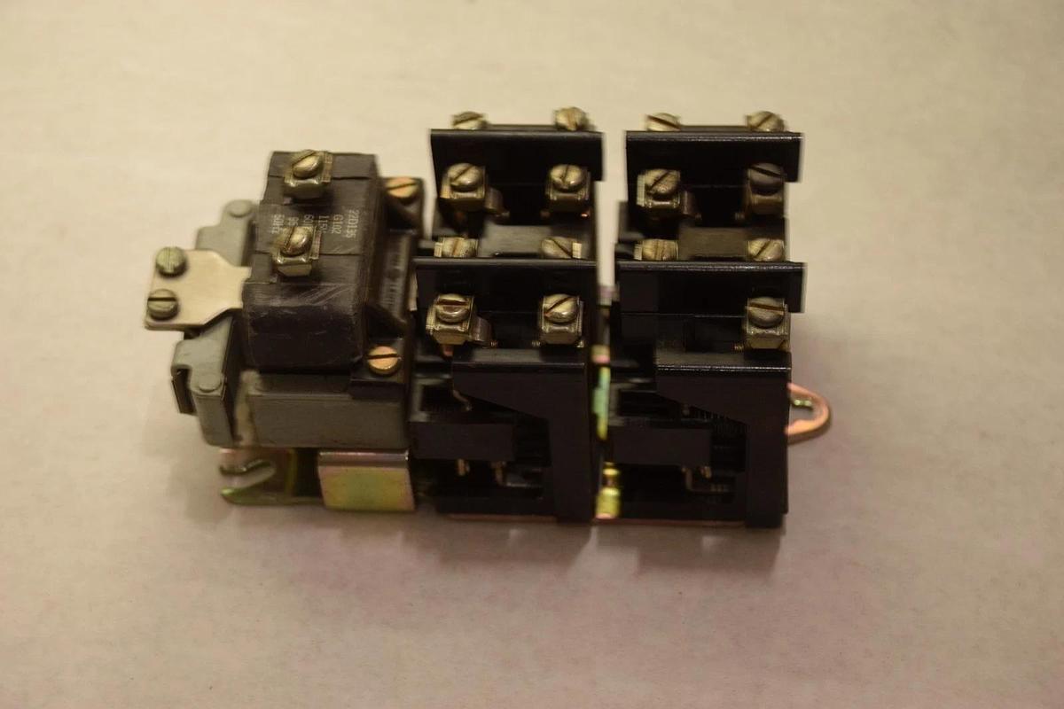 Used GENERAL ELECTRIC CR2810A14AG 10A 115V COIL MACHINE TOOL RELAY