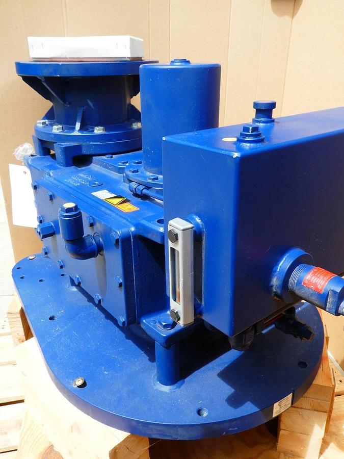 Used Flender flat Gearbox NFJ/46188006-0310-003/2018 H3 SV 05 37kW I= 32,975:1 (New)