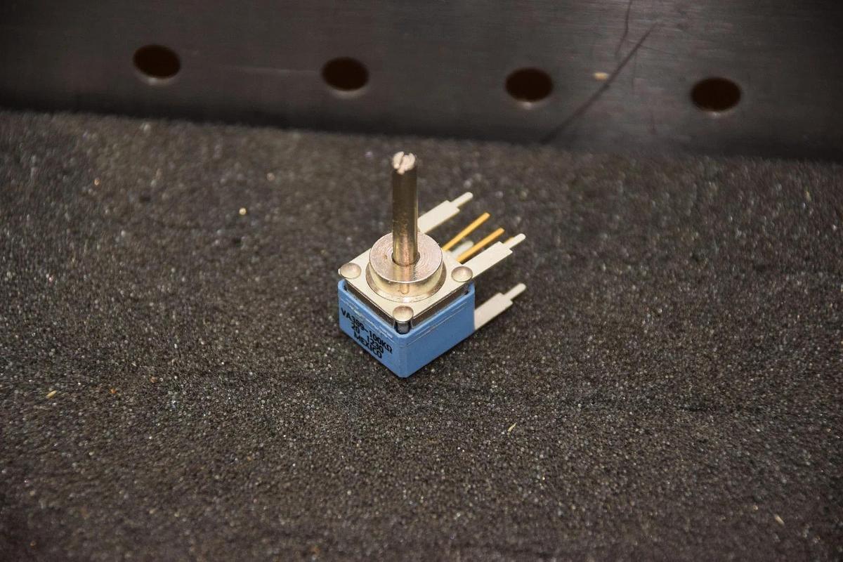 STATE ELECTRONICS L11290 1521 B12 VA389-100K ohms POTENTIOMETER NEW