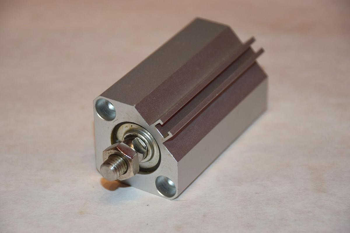 Used SMC CDQ2B20-40DM-A73HL 1.0MPa COMPACT CYLINDER