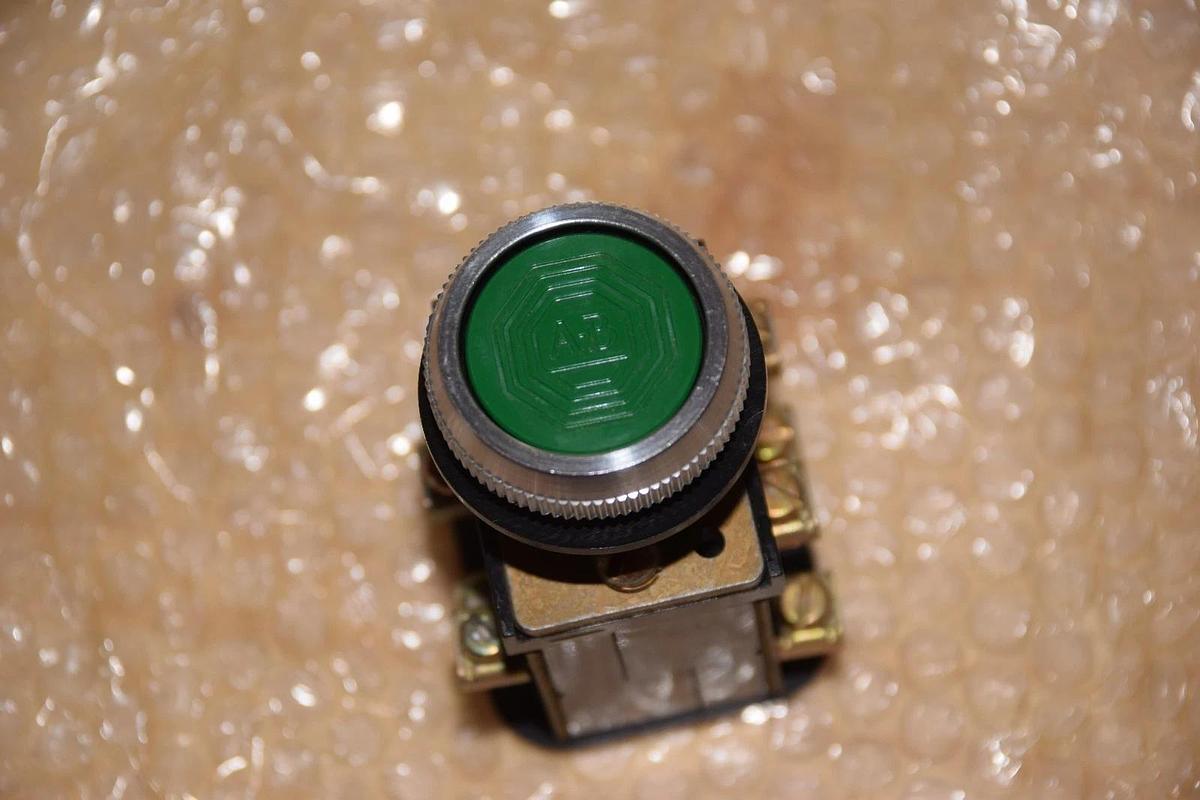 ALLEN BRADLEY 800H-AK1B 800H AK1B 800HAK1B SER A FLUSH HEAD PUSH BUTTON NEW