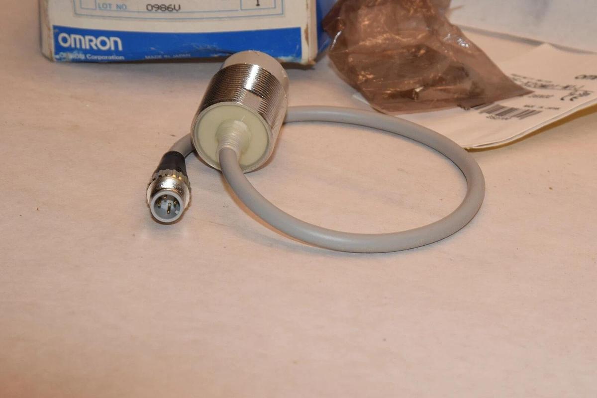 (NEW) OMRON E2E-X20MD1-M1J E2EX20MD1M1J 12-24Vdc 0.3M Proximity Switch