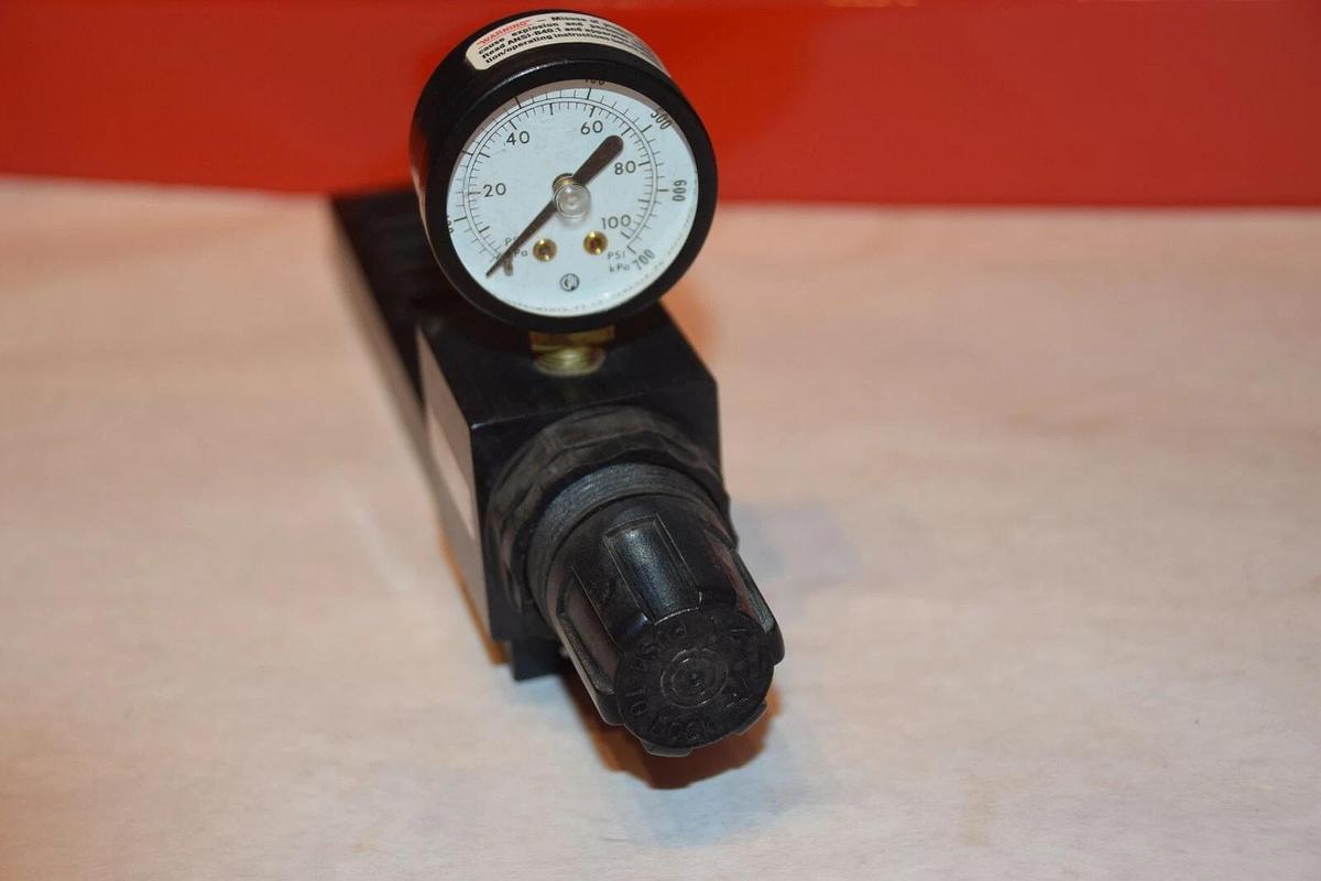 NEW VERSA C7AR-5060MG-P 0128204-02 SANDWICH PNEUMATIC REGULATOR & GAUGE