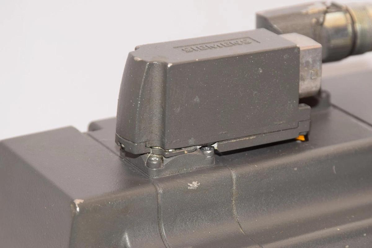 Used SIEMENS 1FK7063-5AH71-1FH5 Servo Motor Encoder AM22DQF49 *Cracked Conn. Base*