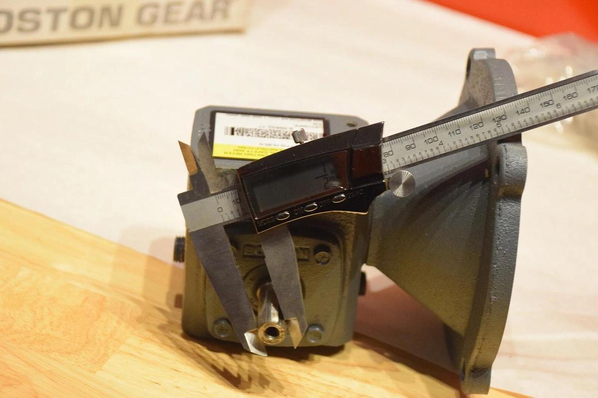 BOSTON GEAR F710-15-B5-G F71015B5G 15:1 .28HP  RATIO GEAR SPEED REDUCER (New)