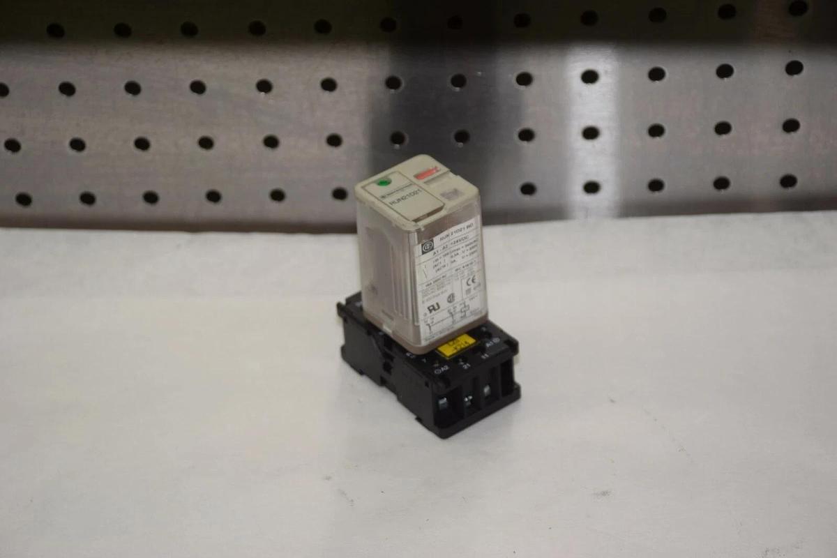 Used TELEMECANIQUE RUN21D21 BD 24VDC 240VAC  RELAY WITH RUZ1D 10A 400VAC RELAY BASE