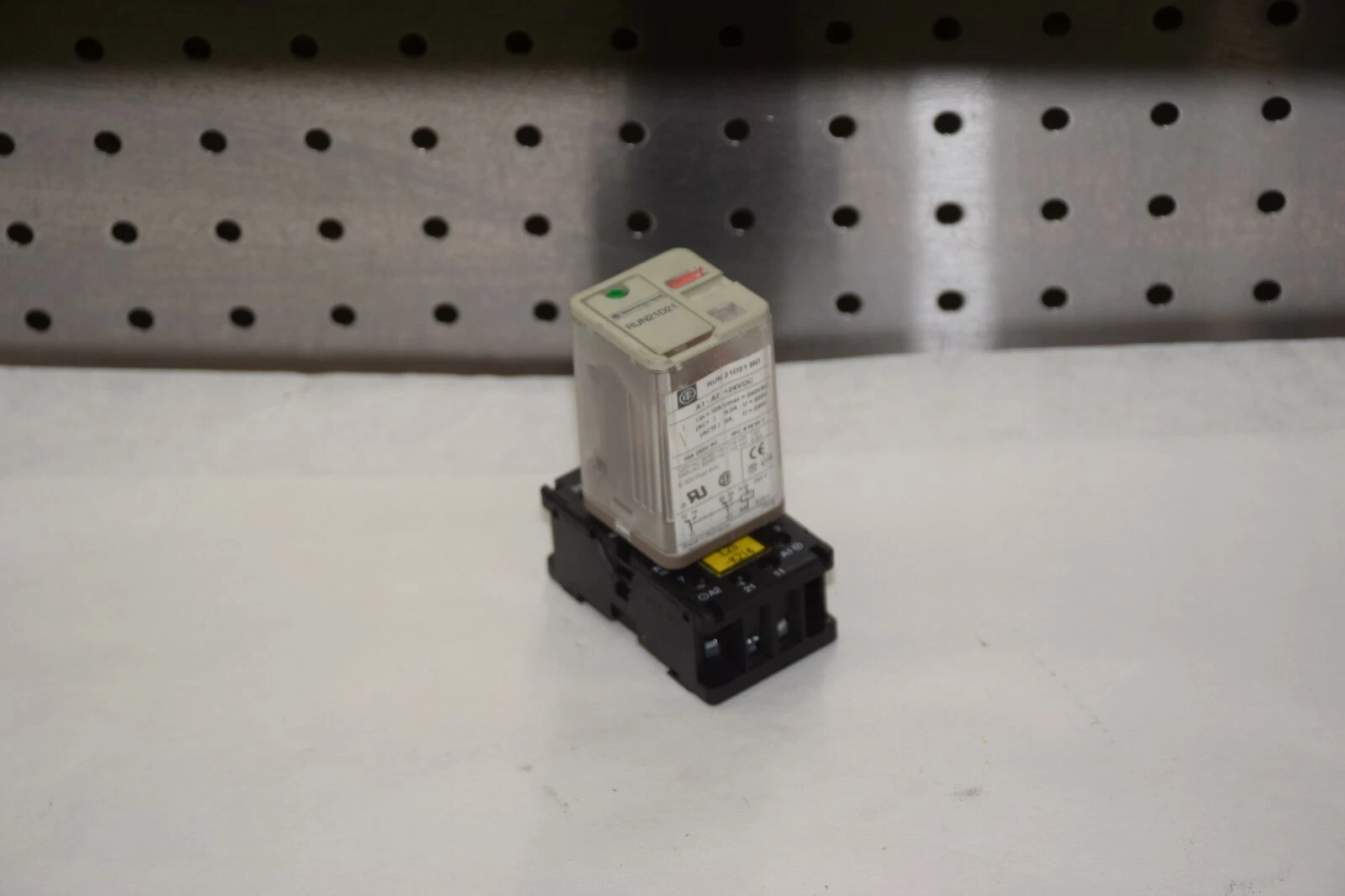 Used TELEMECANIQUE RUN21D21 BD 24VDC 240VAC RELAY WITH RUZ1D 10A 400VAC RELAY BASE