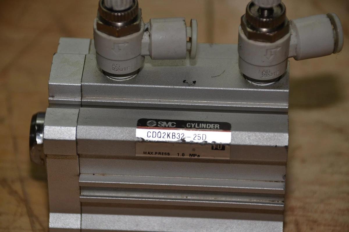 Used SMC CDQ2KB32-25D CDQ2KB3225D COMPACT CYLINDER