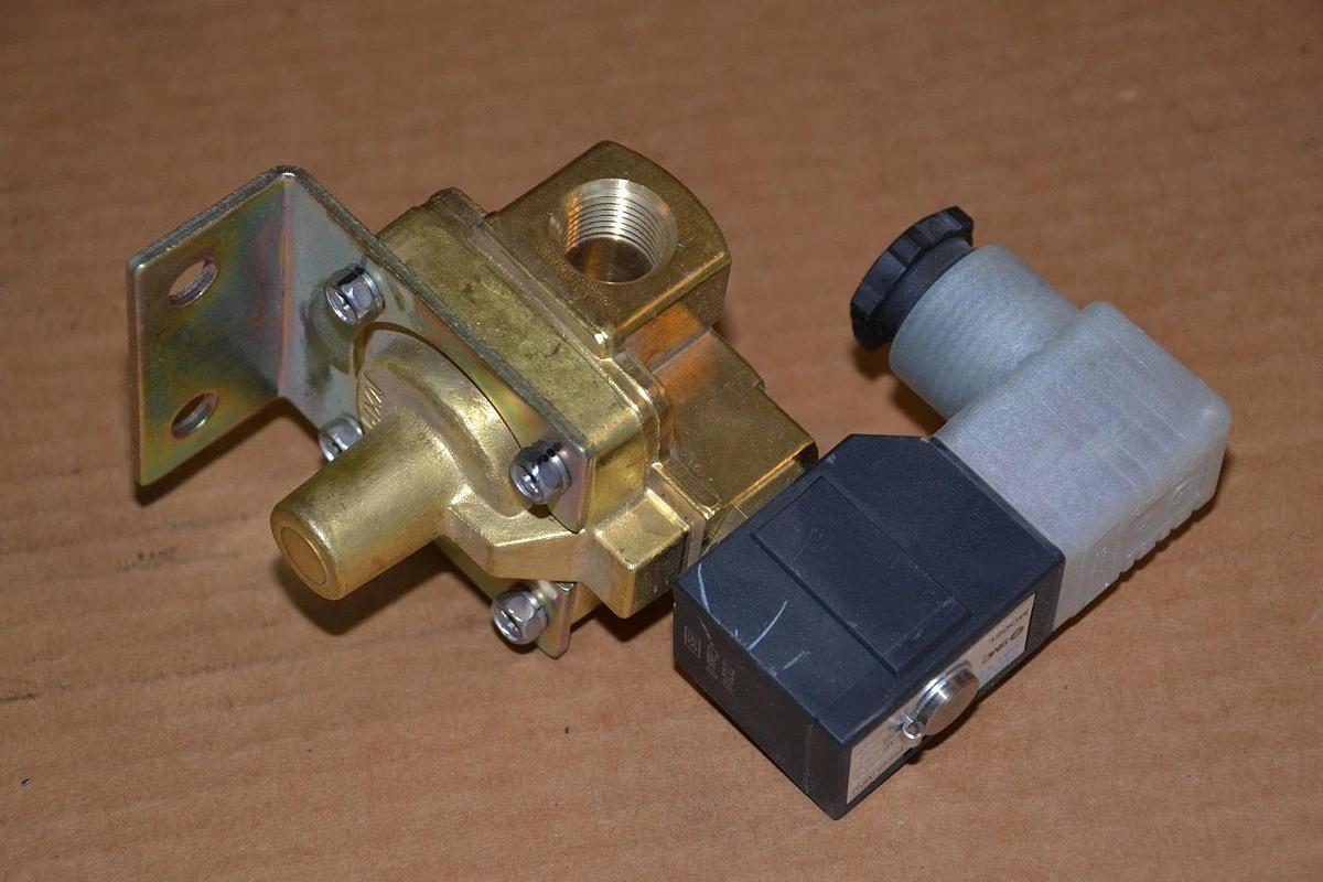 SMC Valve VXP2140-03N-5DZ-B VXP2140 .04mpa 1 air water .7 lt oil 24vdc coil NEW