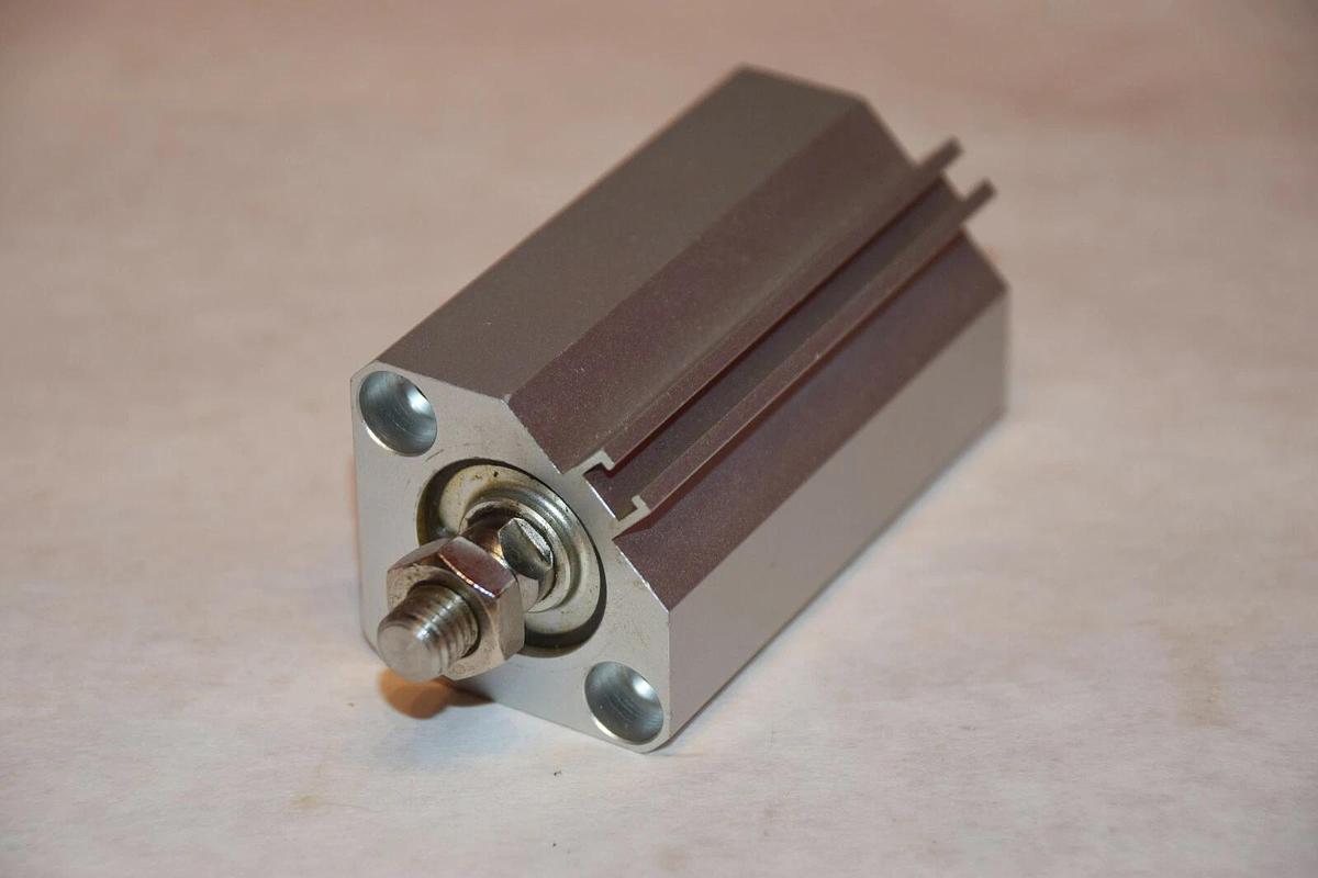 Used SMC CDQ2B20-40DM-A73HL 1.0MPa COMPACT CYLINDER