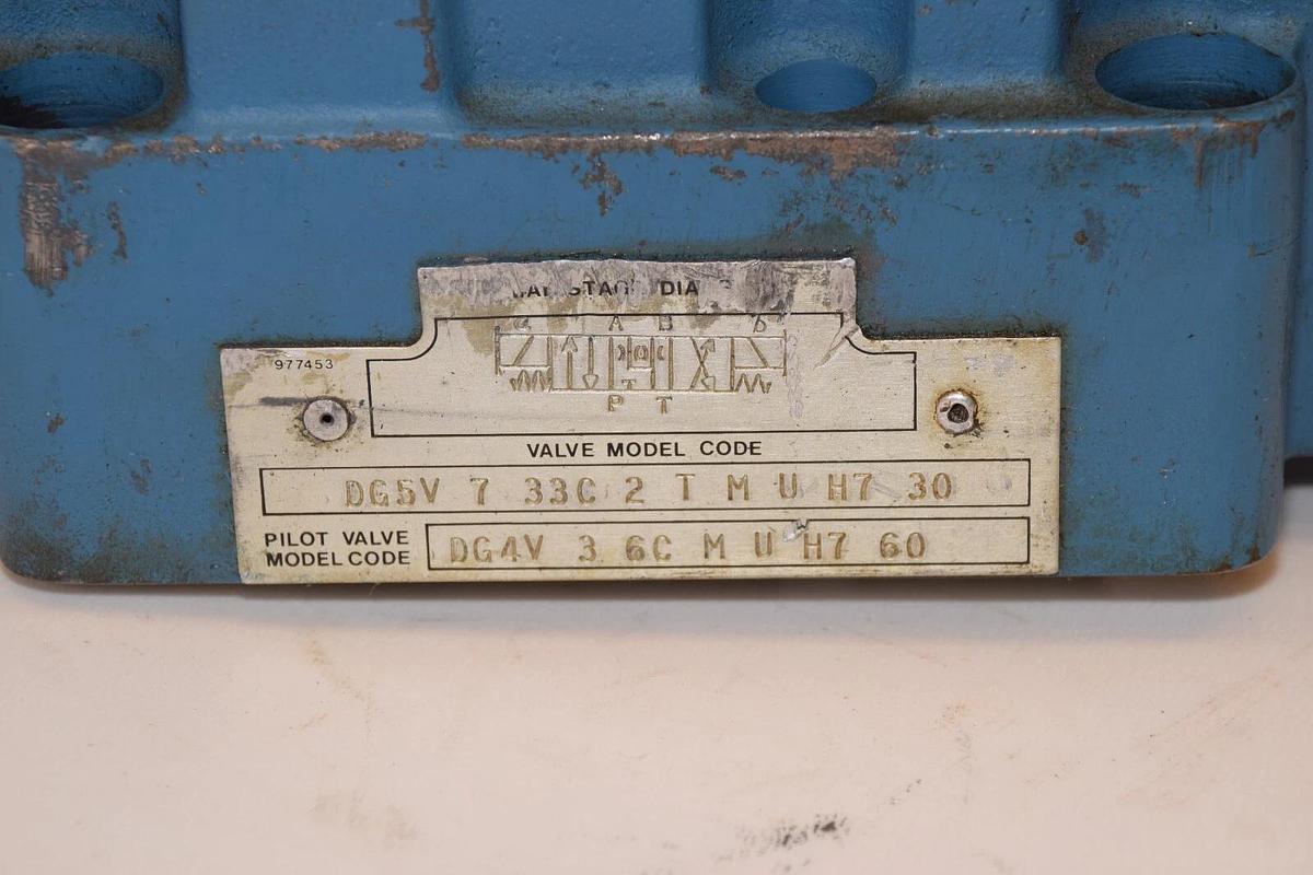 Vickers DG5V733C2TMUH730 DG4V-3-6C-M-U-H7-60 Directional Control Valve NOS