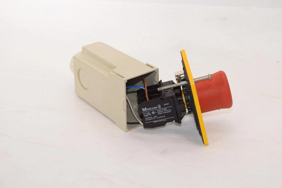 Used MOELLER 10A 600V EK01 Emergency Stop Switch With Housing