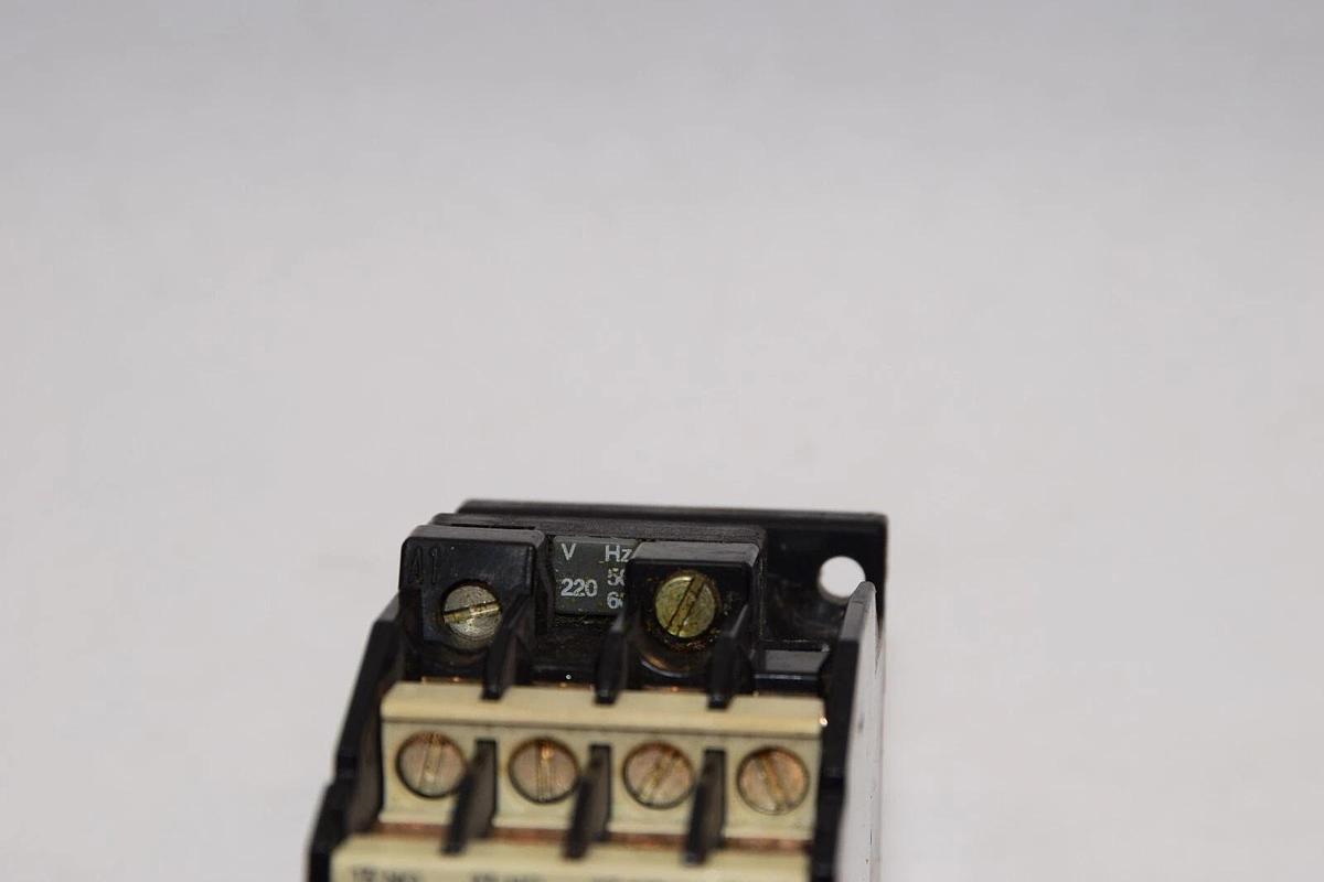 Used SIEMENS 3TH82 62-0A 220V Coil Contactor