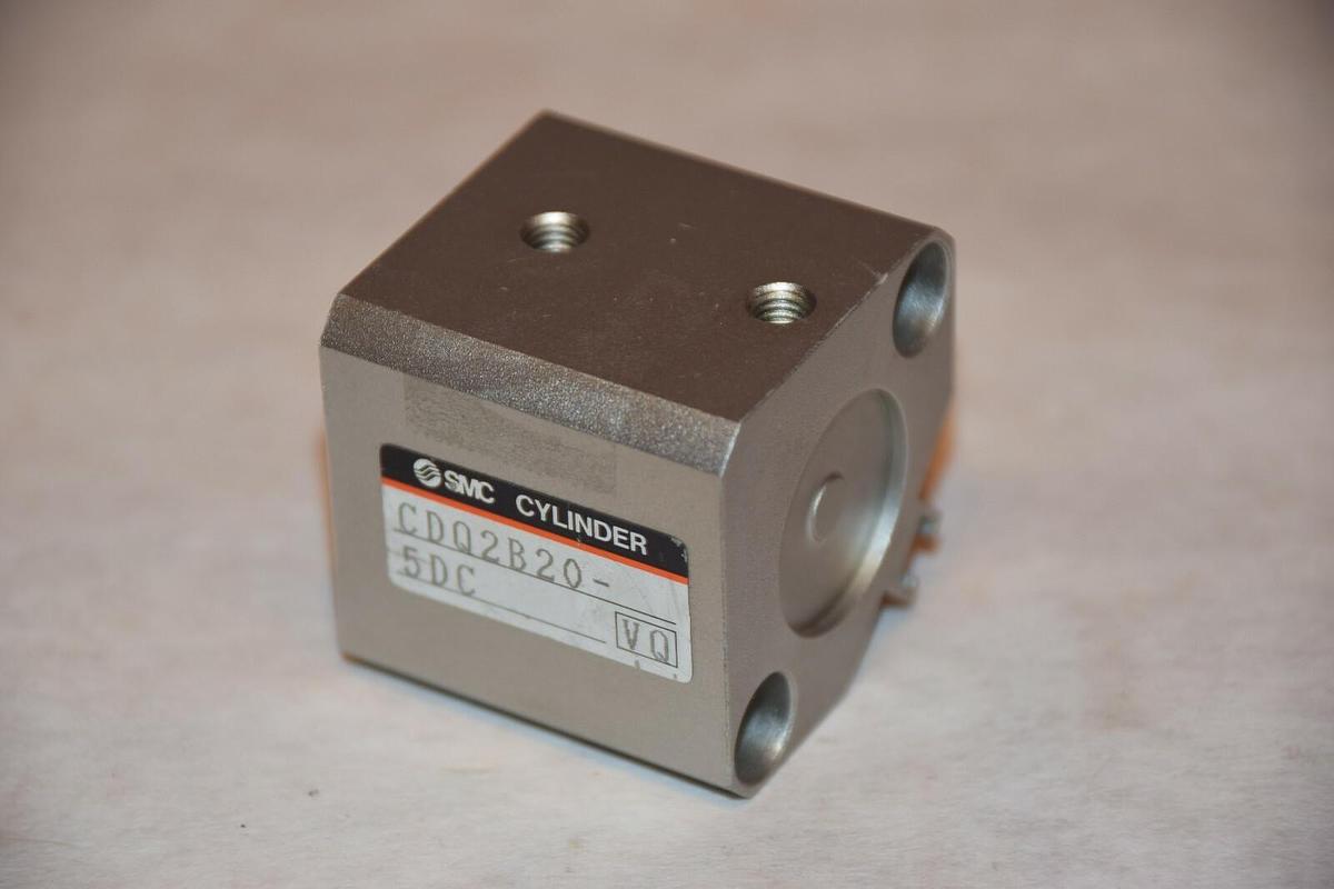 Used SMC CDQ2B20-5DC CDQ2B205DC PNEUMATIC CYLINDER