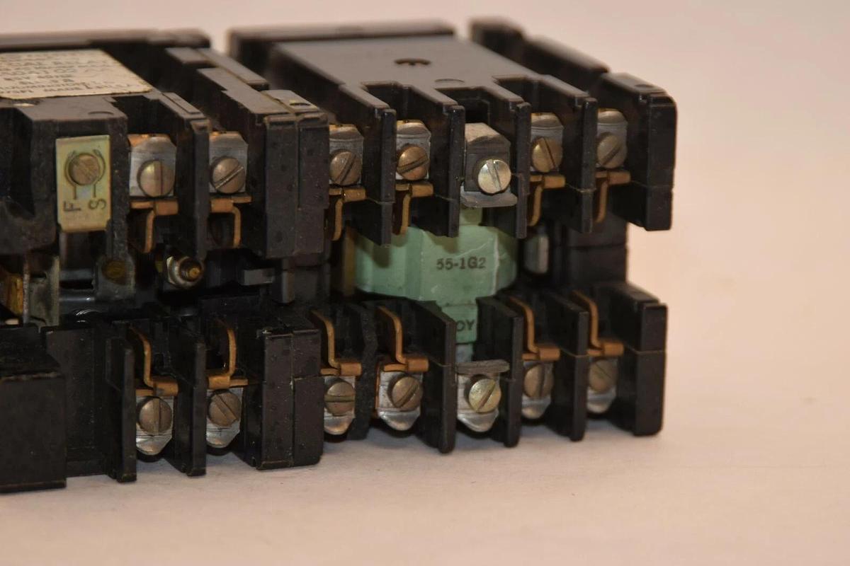 Used GENERAL ELECTRIC GE Relay CR122A06102AA 115V 60Hz Series A Industrial Relay