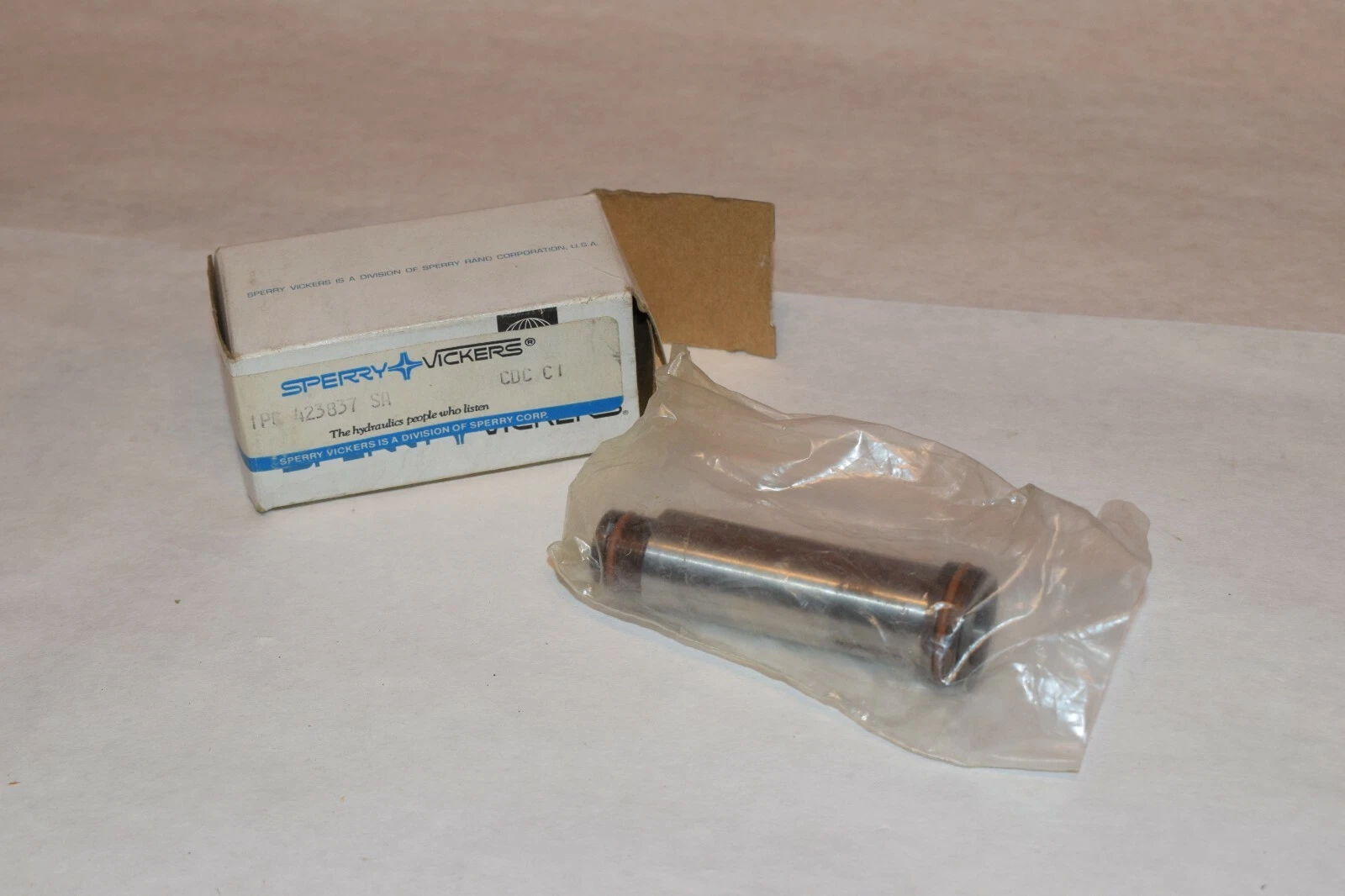 NEW SPERRY VICKERS 423837 SH VALVE