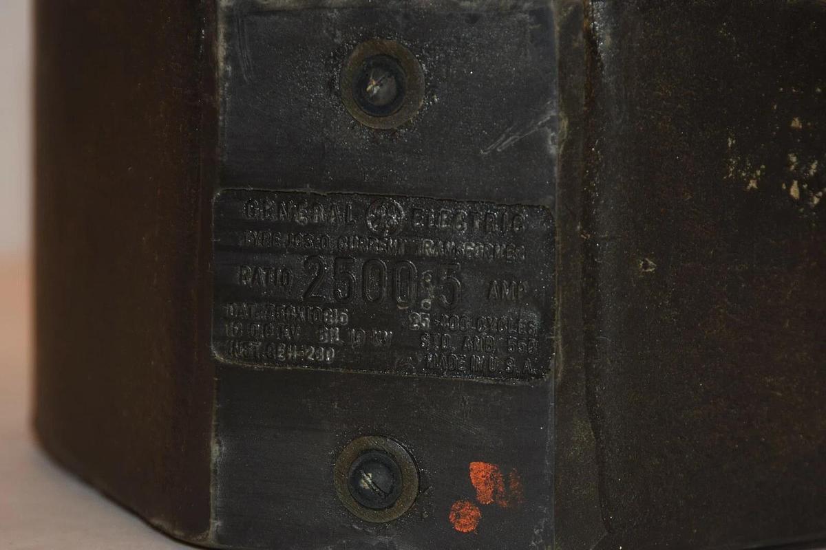 NEW GENERAL ELECTRIC JCS-0 2500:5 CURRENT TRANSFORMER