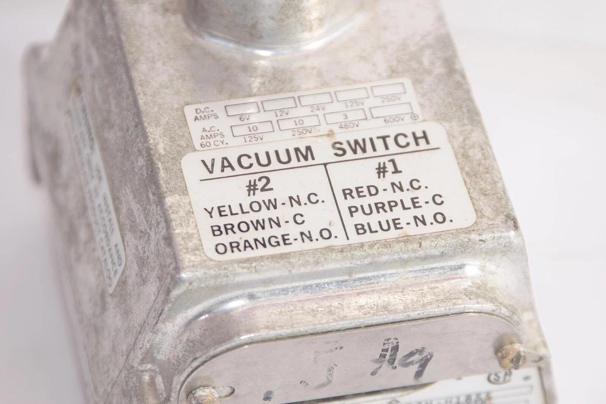 Used BARKSDALE CONTROLS VCD2H-H18SS .8-30HG/Vac 30" HG/Vac Pressure Switch