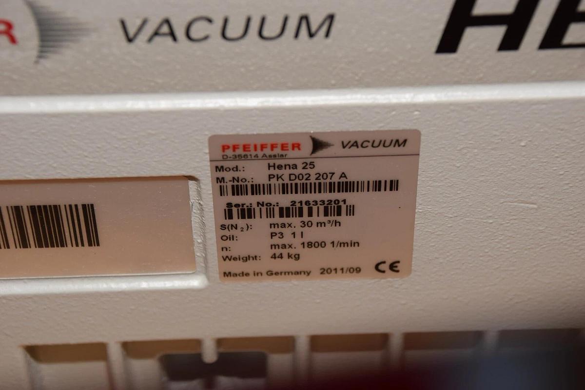 Pfeiffer Vacuum Vane Pump HENA Line Hena 25 PK D02 207 A  PKD02207A 1ph  (NEW)