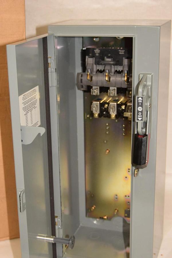 (NEW) ALLEN BRADLEY 512-M/A37214 3Ph Nema Size 1 Starter Comb. With Disconnect