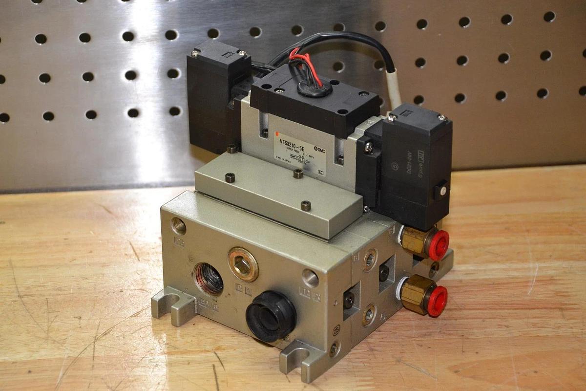 Used SMC VFS3210-5E VFS32105E SOLENOID VALVE ON MANIFOLD