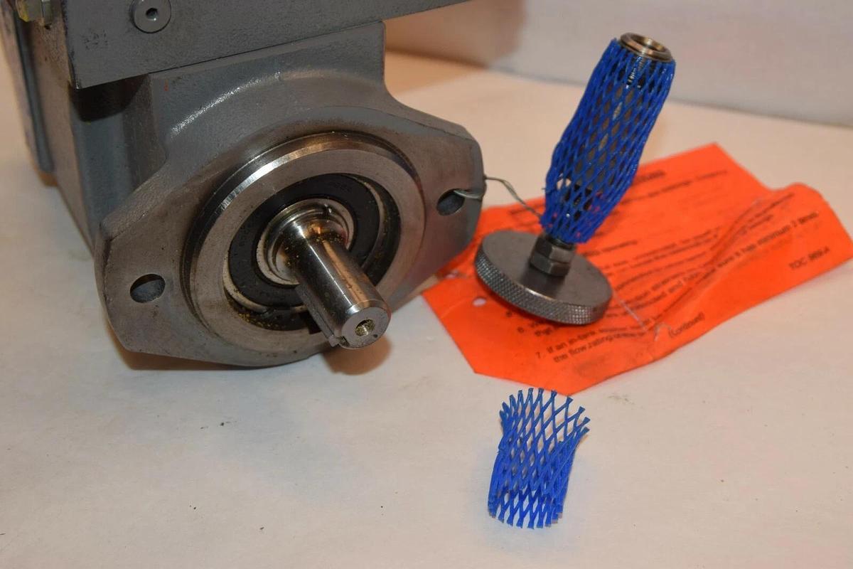 (New) Oilgear Hydraulic Pump MVQ-10A-AY-HN5N   MVQ 10A AY HN5N