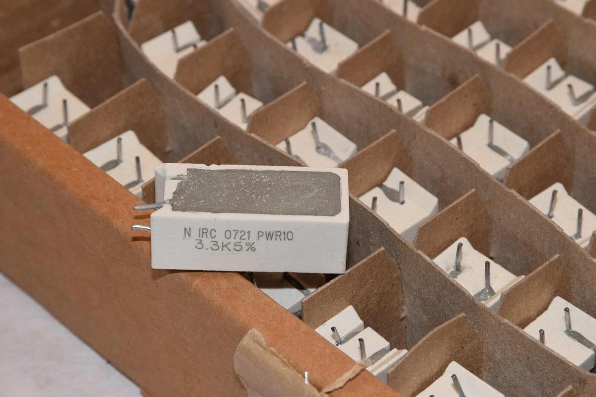 (NEW - BOX 77) NEW YORKER ELECTRONICS PWR103301J 3.3K 5% PWR10 Power Resistor