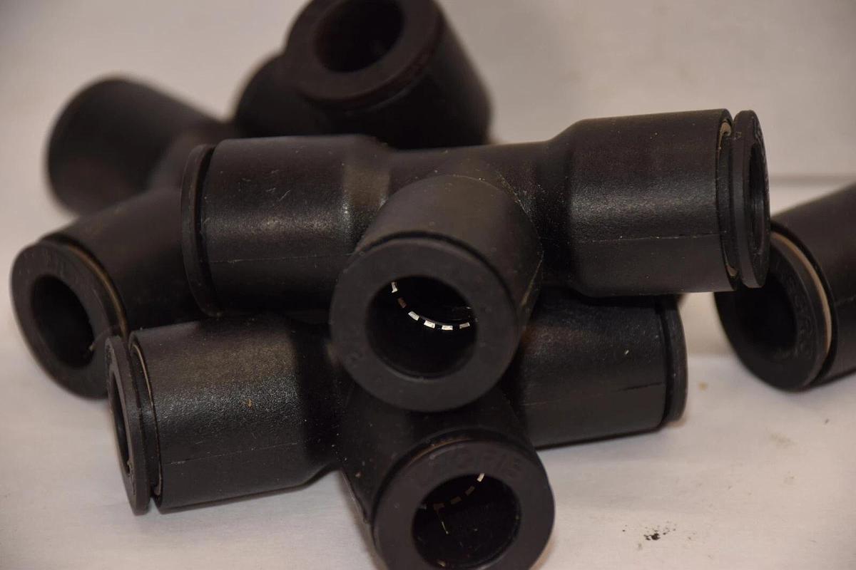 (NEW - Box of 7) LEGRIS Push-to-Connect 1PEU8 1/2" Union Tee Fitting