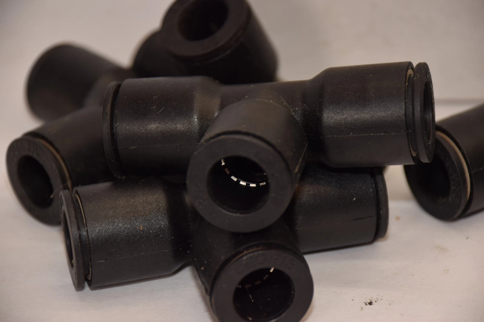 (NEW - Box of 7) LEGRIS Push-to-Connect 1PEU8 1/2" Union Tee Fitting