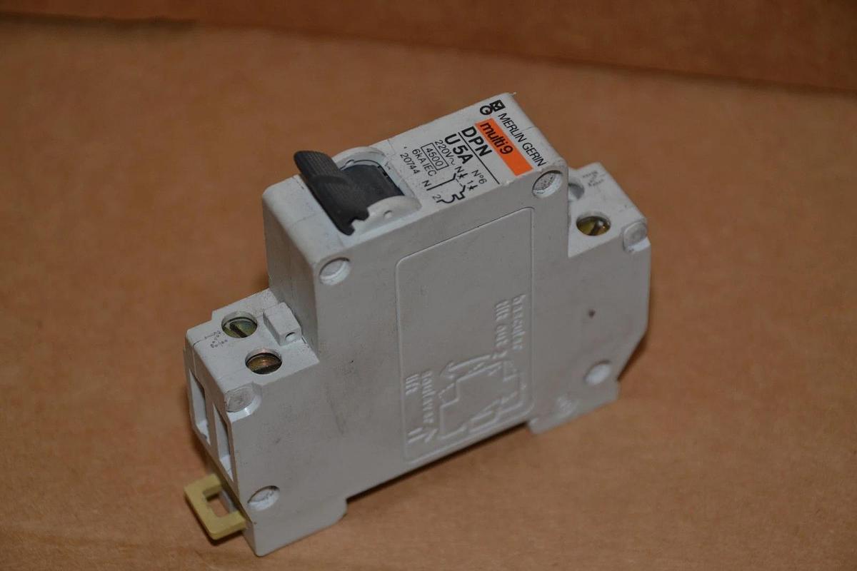 Used MERLIN GERIN MULTI 9 DPN U5A 220V 5A 1POLE CIRCUIT BREAKER