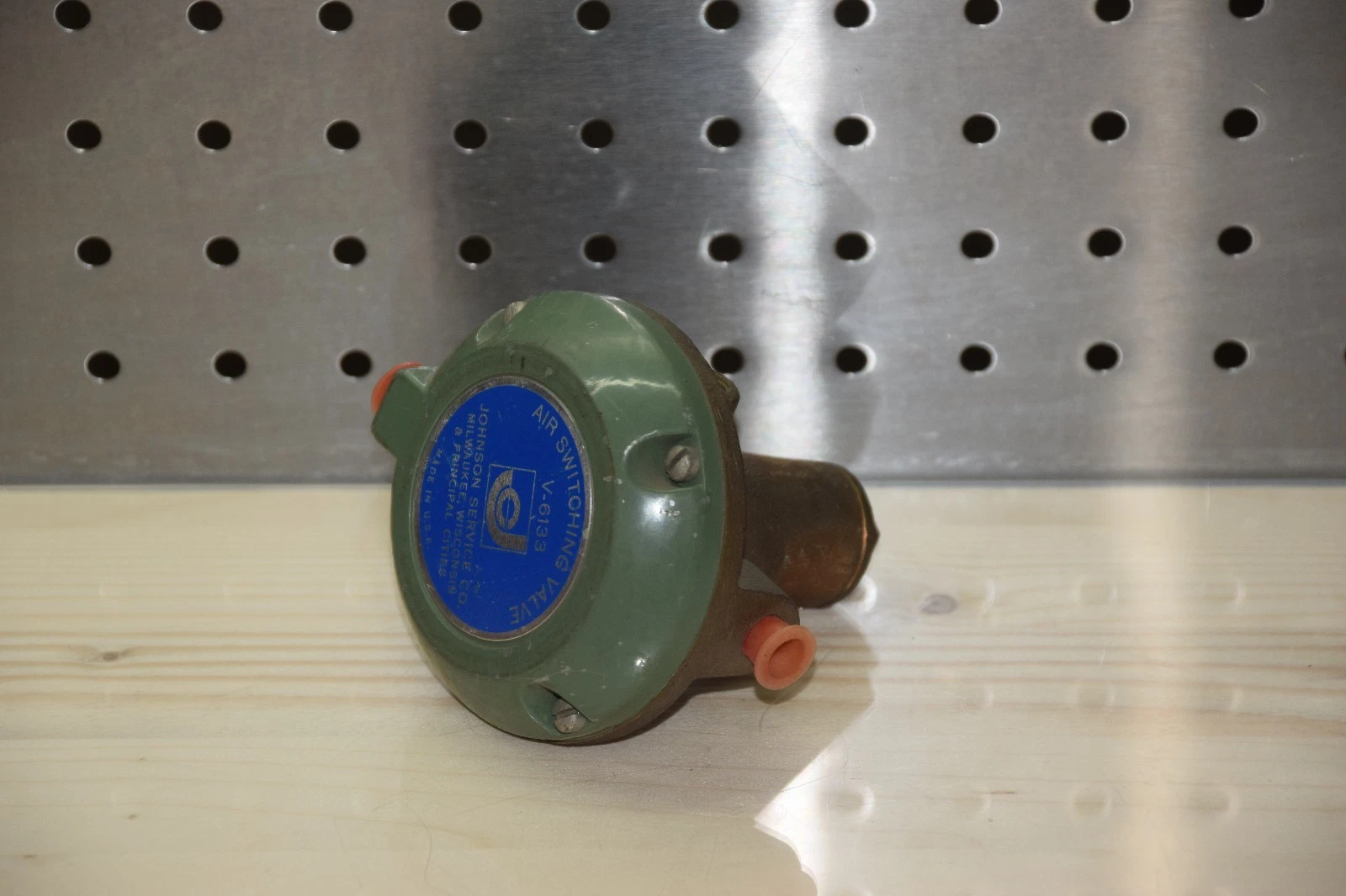Johnson Service V-6133 Air Switching Valve New