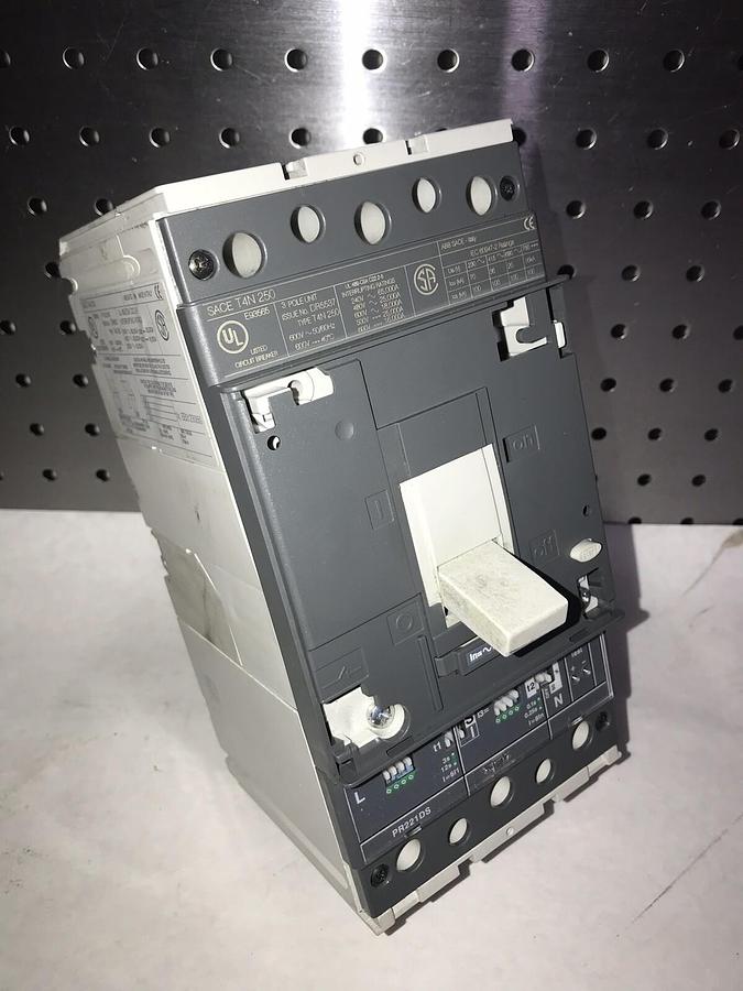 Used ABB SACE T4N 250 250A 3 POLE 600V 50/60Hz CIRCUIT BREAKER SACE T4N250