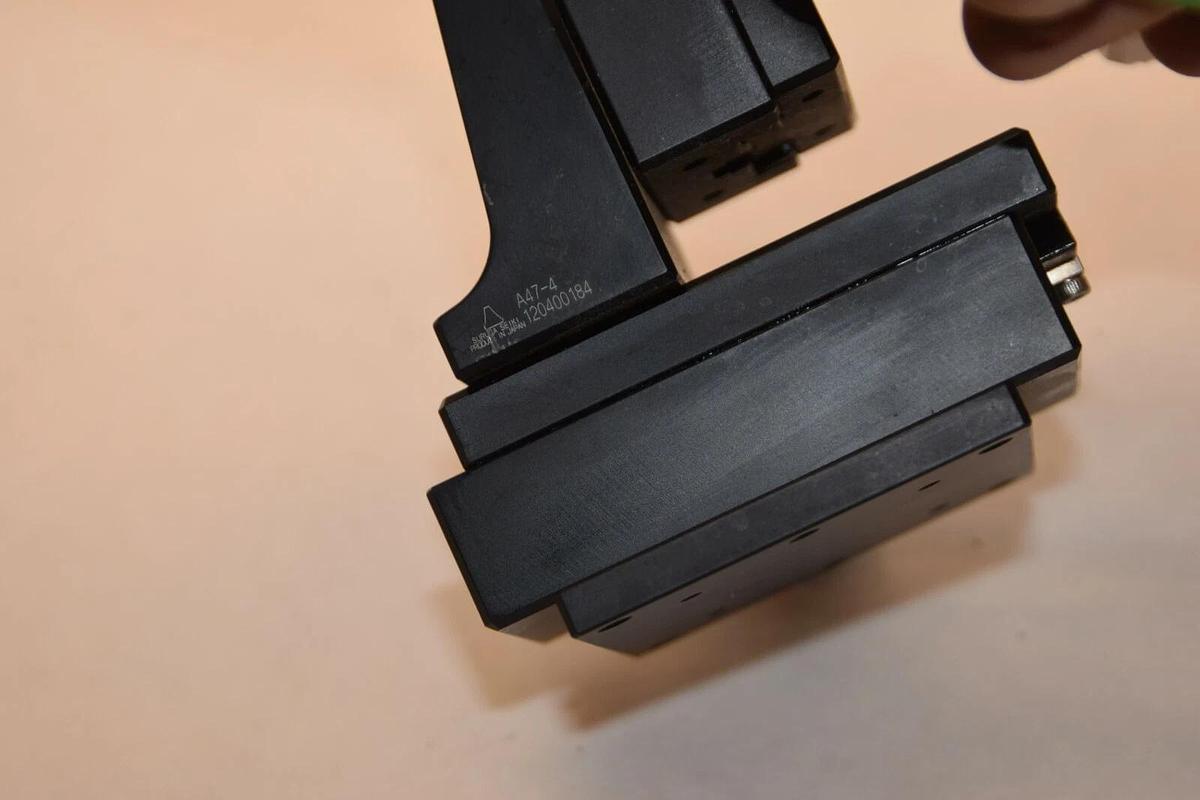 Used KEYENCE 2D Code Reader SR-D100H with precision mount B05-14NH A47-4