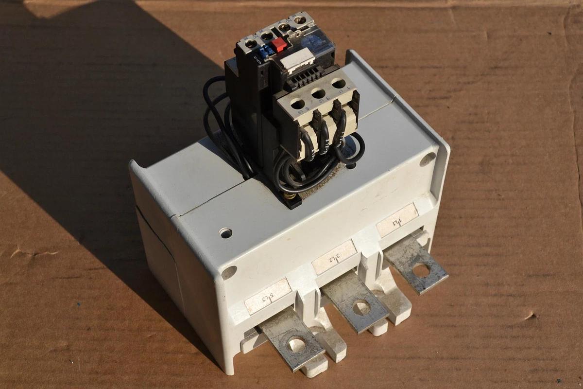 Used TELEMECANIQUE OVERLOAD RELAY LR2-F6375 LR2F6375 200-315A W/ LA7-D1064
