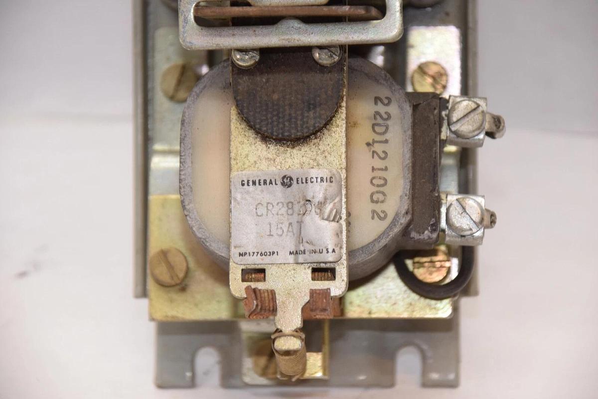 Used GE / GENERAL ELECTRIC CR2810A15AT2 Machine Tool Relay 115v coil